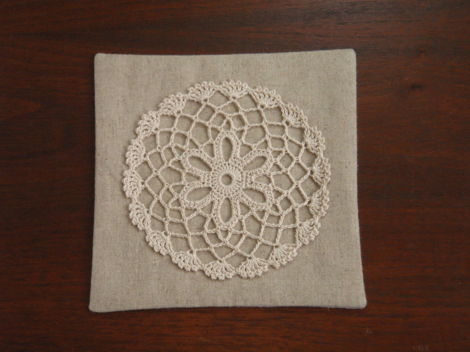 Linen & Cotton fabric tea pot coaster with a doily : Flower lace