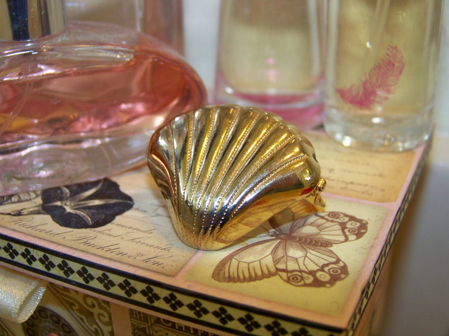 Vintage 1960 Gold Shell Scarf Holder/Clip