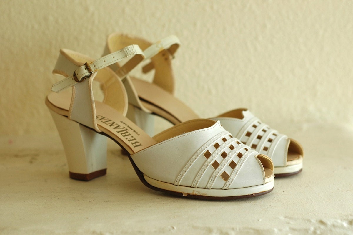 vintage 1940s shoes / 40s white leather sandals / size 7