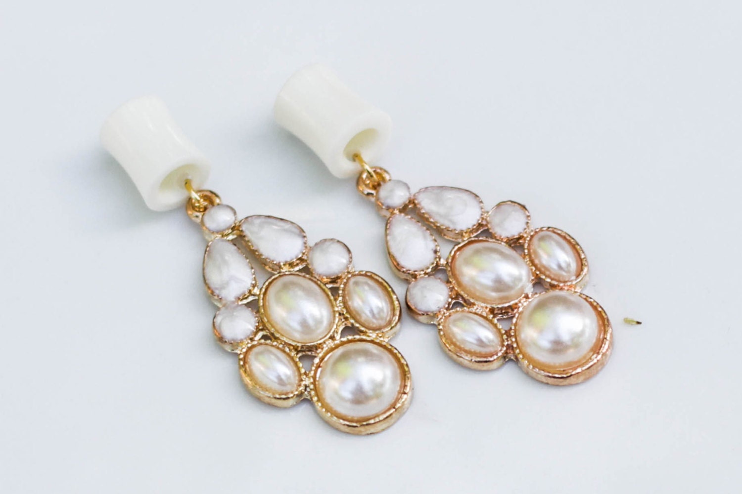 4g-5/8" Gold Pearl Cluster Dangle Tunnels