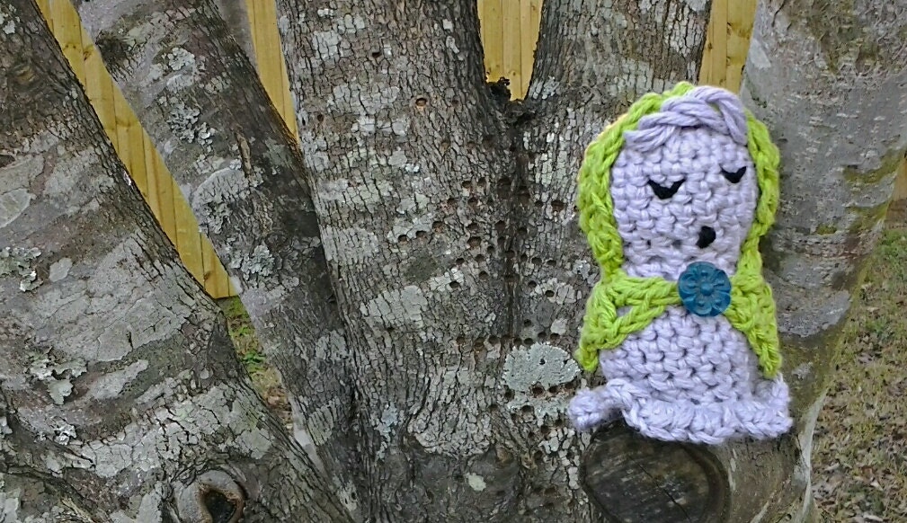 Little singing Sally. Lavendar with green hooded cape. Freestyle amigurumi