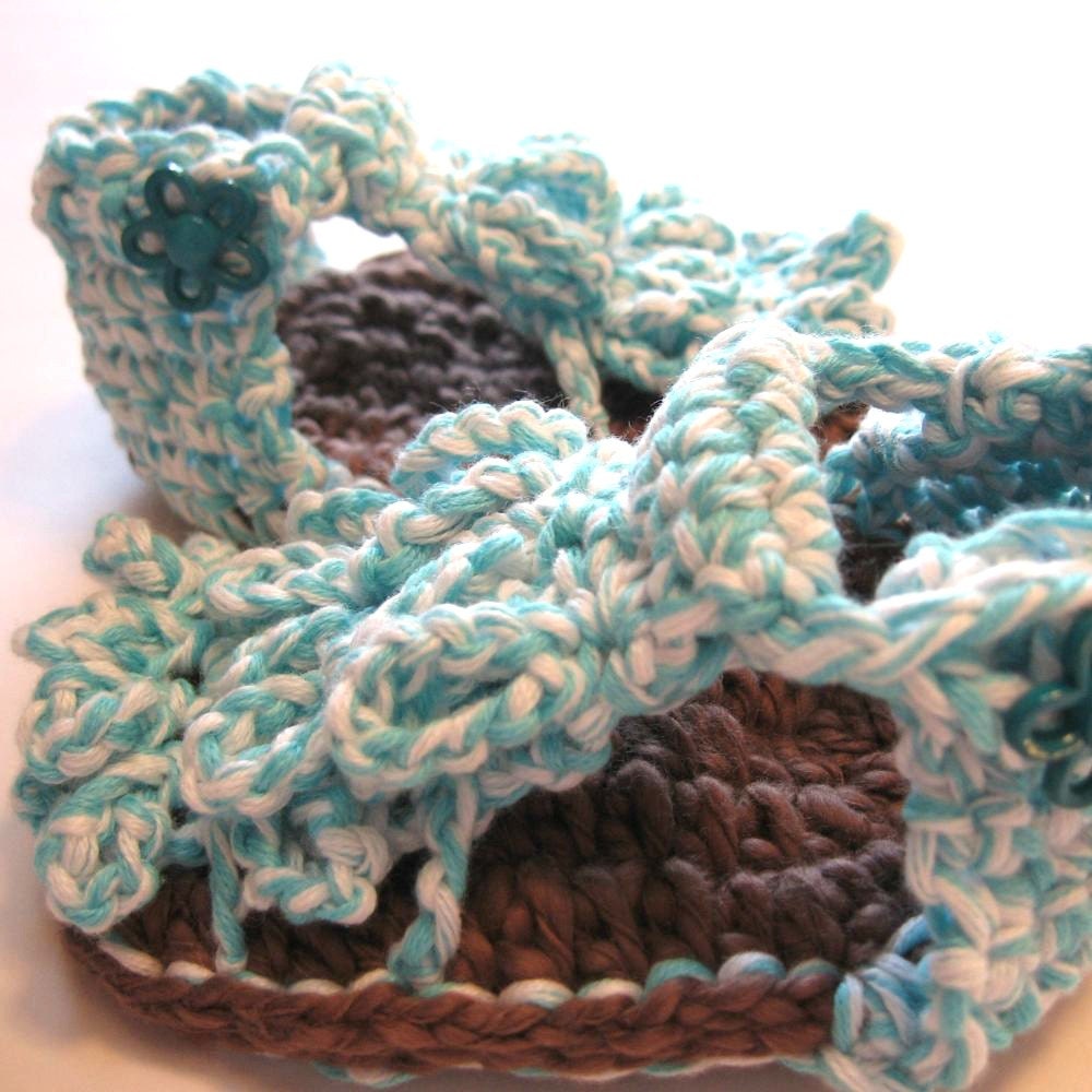Crochet baby sandals.  0 to 6 months, ready to ship.  Aqua, white and brown.  Flower button.  Summer booties for baby.