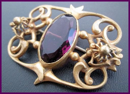 VICTORIAN Brooch Pin Amethyst Art Glass Faceted Stone C Clasp Gold Metal 2 1/4" VG