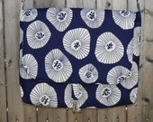 Messenger Bag in navy blooms