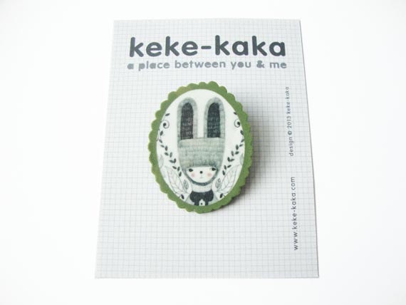 Scalloped Oval Brooch - Rabbit Toto