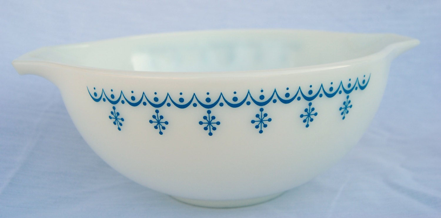 Pyrex cinderella style bowl Snowflake Blue pattern