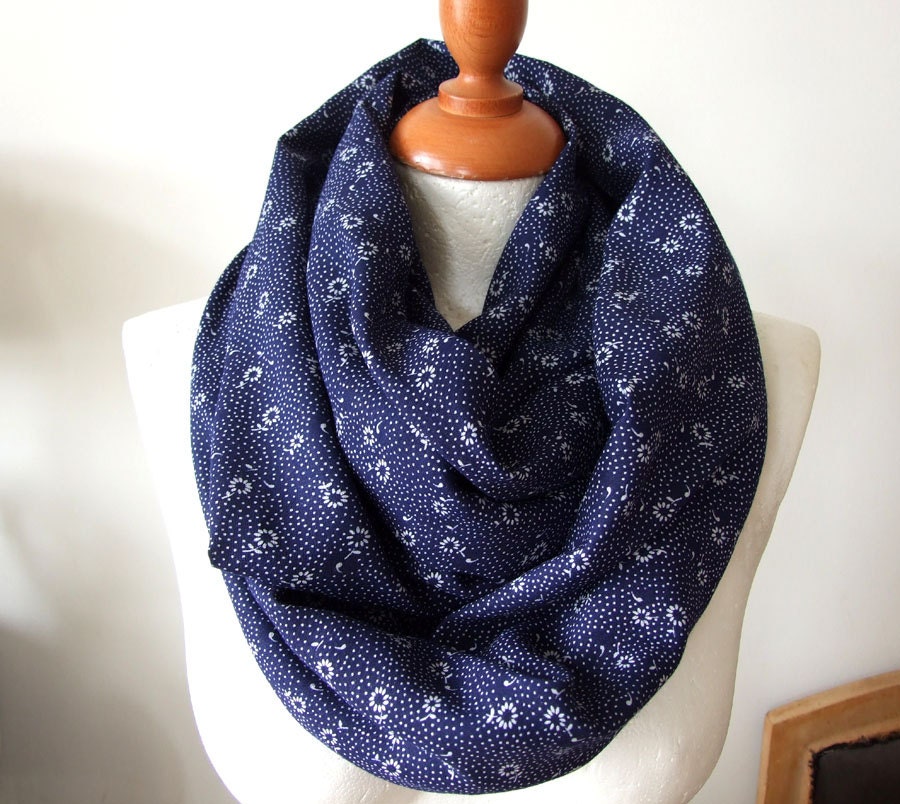 Infinity hipster scarf / daisies and dots loop scarf / chunky floral scarf / floral infinity scarf / white and navy shawl / handmade scarf