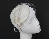 Fascinator Sinamay Ivory with Veil and Feathers