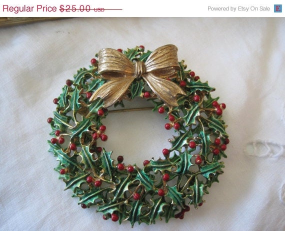 Vintage Weiss Enamel Christmas Wreath Brooch Pin