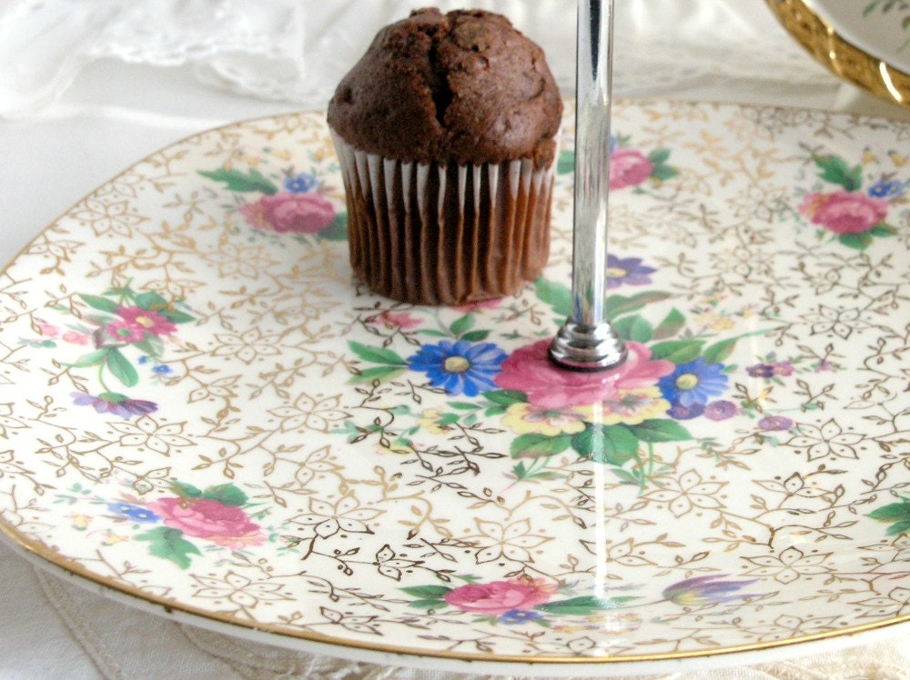 Pretty handled cake plate / candy tray / snack bar from the 1950s / 60s: lovely vintage china from Midwinter, perfect for a tea party