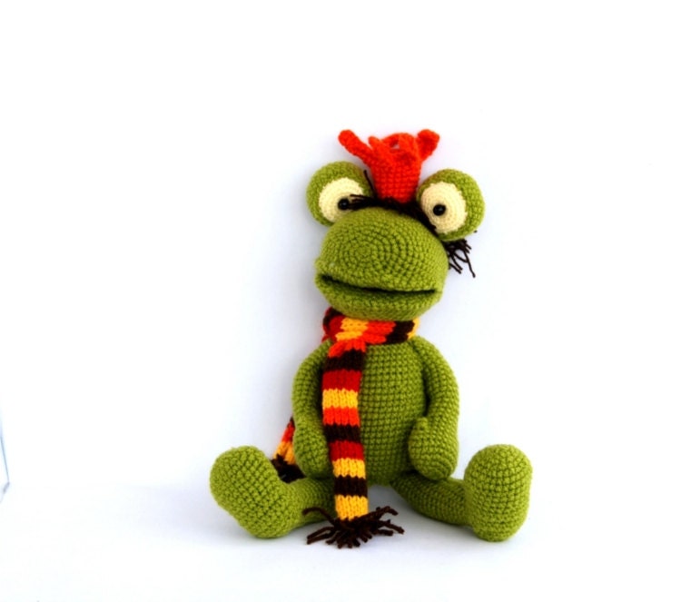 crocheted frog, stuffed green frog amigurumi, handmade stuffed Prince Frog, cute gift for kid, Kiss a frog fairy tail,