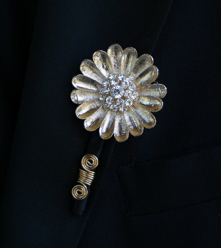 Gold Brooch Boutonniere. Gold Brooch Boutonniere made to order. Broach Boutonniere. Buttonhole. Daisy brooch Boutonniere