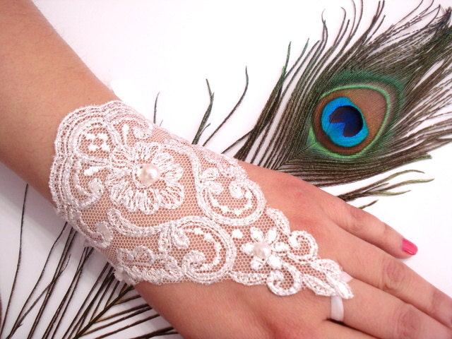 Bridal Gloves, Wedding Gloves, Ivory Lace gloves, Fingerless Gloves, Ivory wedding, cuffs, wedding cuffs, bride, bridal gloves, Bridal cuffs