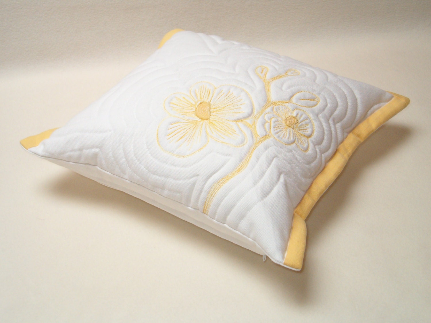Throw pillow / cushion - Home Decor - Quilt  Floral Pillow Cover /  white - yellow - machine quilt /