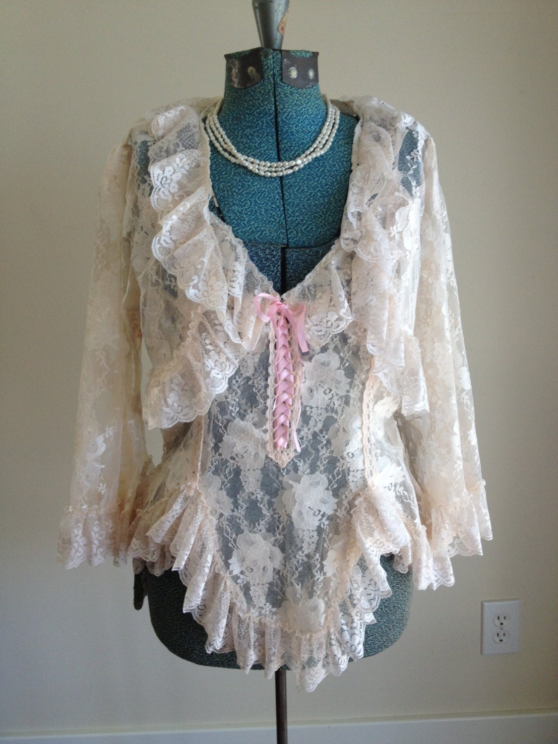 Vintage off white pink lace teddy / Ivory lace teddy / pin up lingerie / Romantic negligee /  lace shrug / wedding lingerie / size small