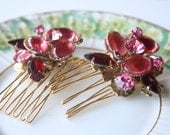 Pair of vintage brooch hair combs 024 - one of a kind brooch on golden tone tight grip combs
