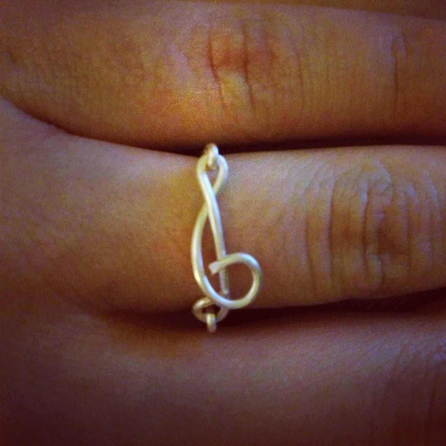 Sideways treble clef ring/ music note/ musical note