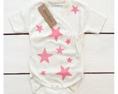Organic bodiesuit with pink stars allover