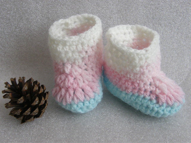 Pastel baby booties. Warm soft crochet booties for newborn babies 0-3 months. Crocheted blue, pink, white.