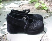 Vintage Mudd Black Platform Mary Janes // Velvet Floral Embroidered Flatforms 8.5