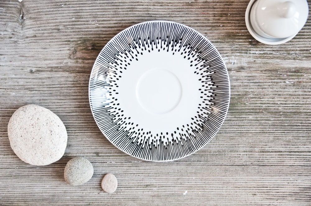 Hand-painted vintage saucer "somewhat angular", black and white