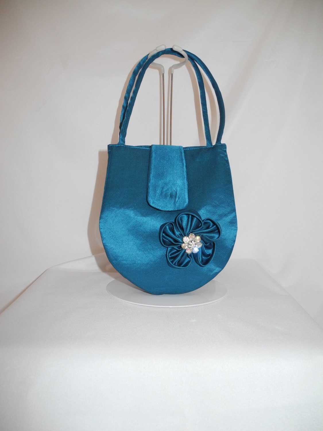Prom purses have arrived.  Susanspurses invites you to color, glitz and glamour of small handbags for prom.  Going fast.  buy now