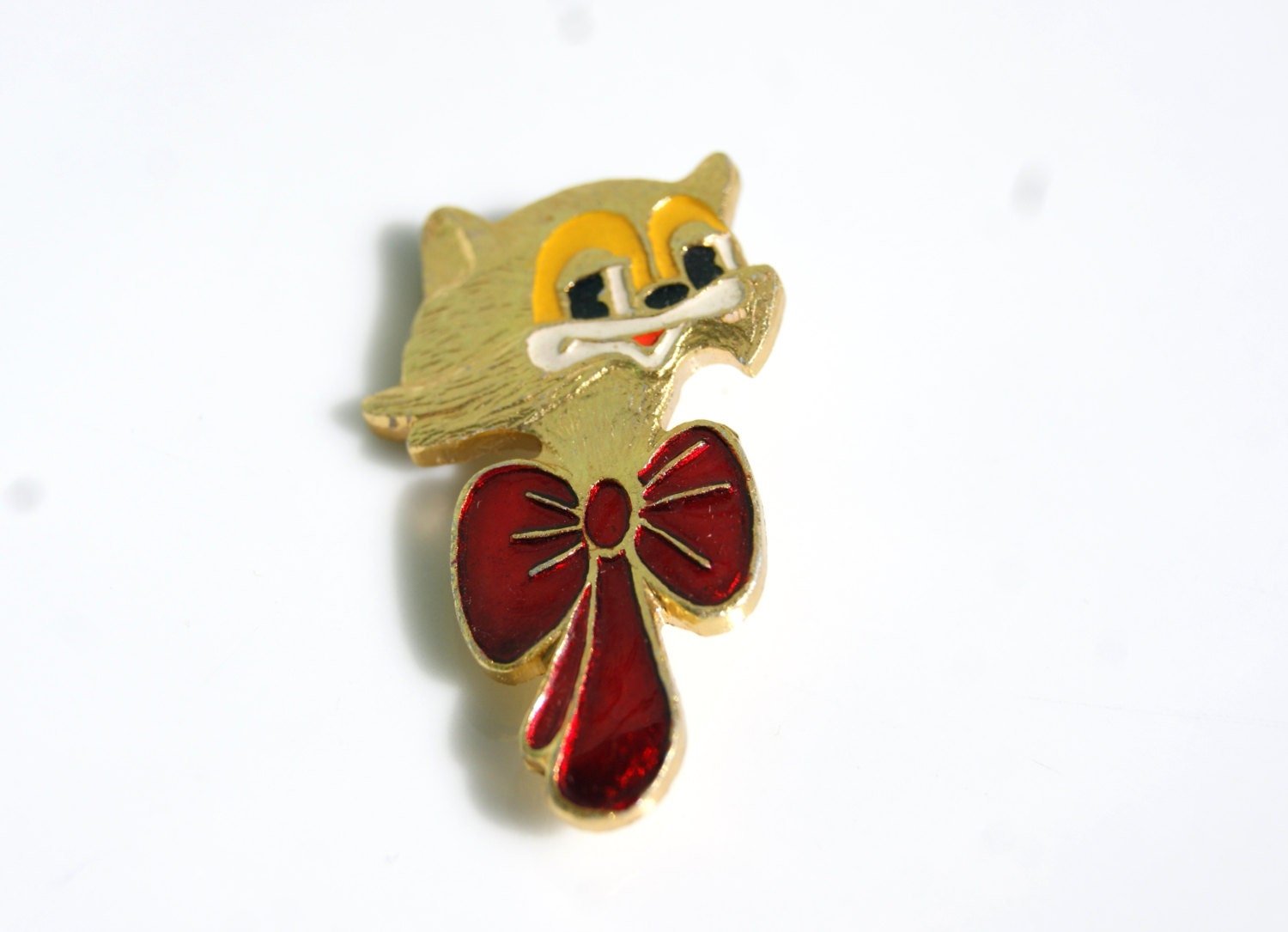 Lovely vintage USSR, Soviet era pin/brooch  gold smiling cat with red ribbon