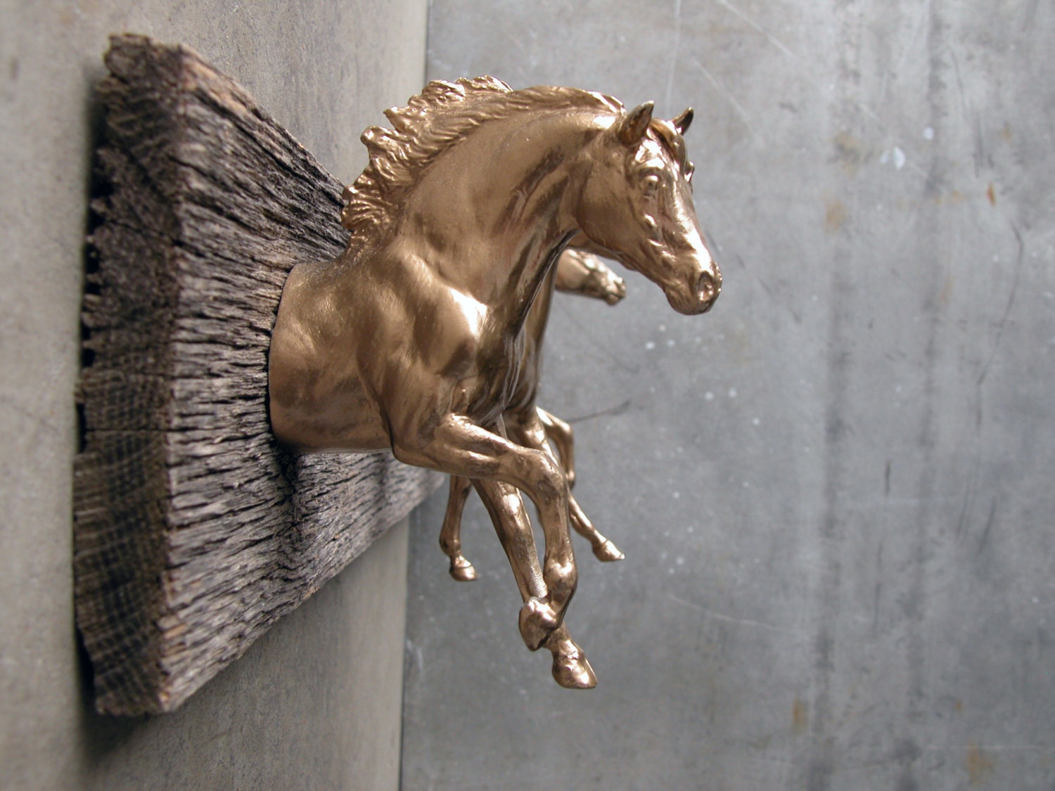 EQUINE COLLECTION three horses clothing / bridle rack in metallic gold