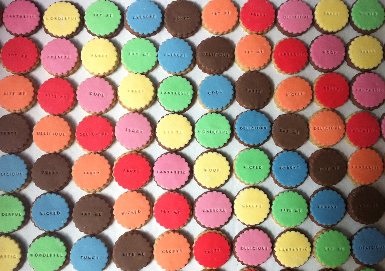 Bee's Bakery - Colourful cookies personalised with a word of your choosing