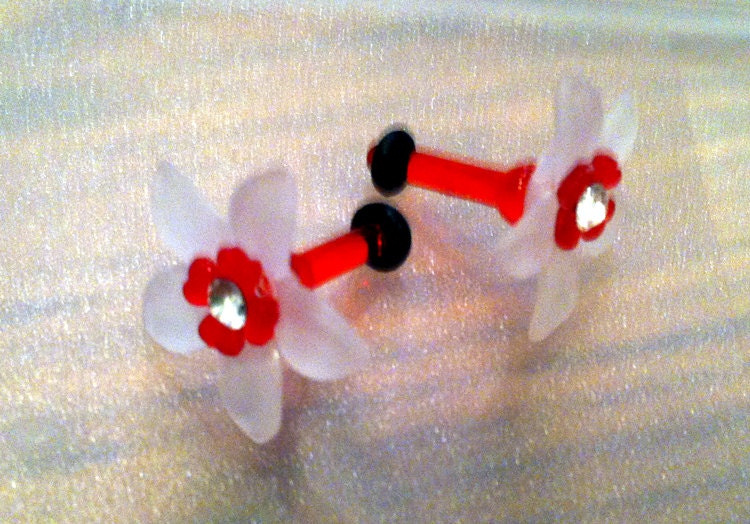 10G White Flower Plugs with Swarovski Crystal and tiny clovers - Beautiful gauges