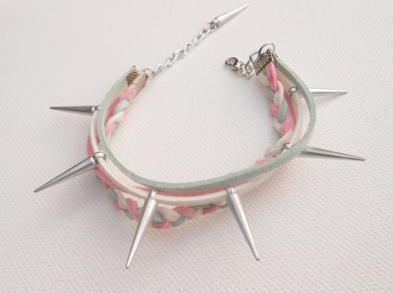 Friendship bracelet en cuir de suede rose/menthe/blanc et spikes