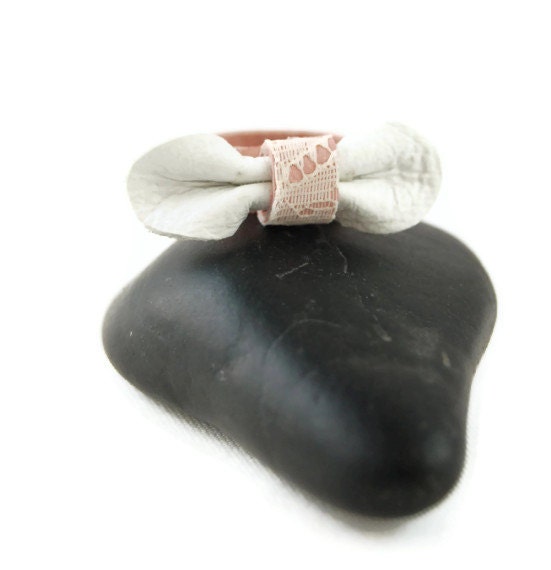 Romantic lace on leather white and pink ring - ZAMILDA - Ivory leather bow and upcycled pink band OR pink bow and white band - Eco-Friendly