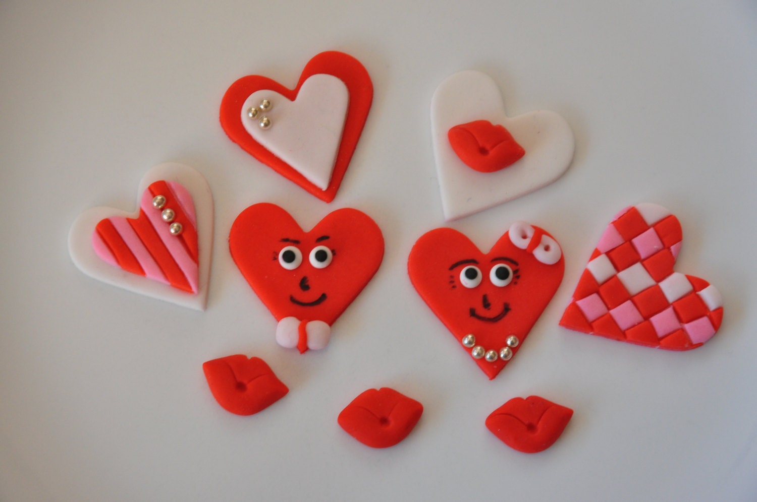 Edible Valentine day Cupcake Toppers: Mr. & Mrs. Valentine, Red Heart and Red Lips. Made of Fondant and Gum paste Il_170x135
