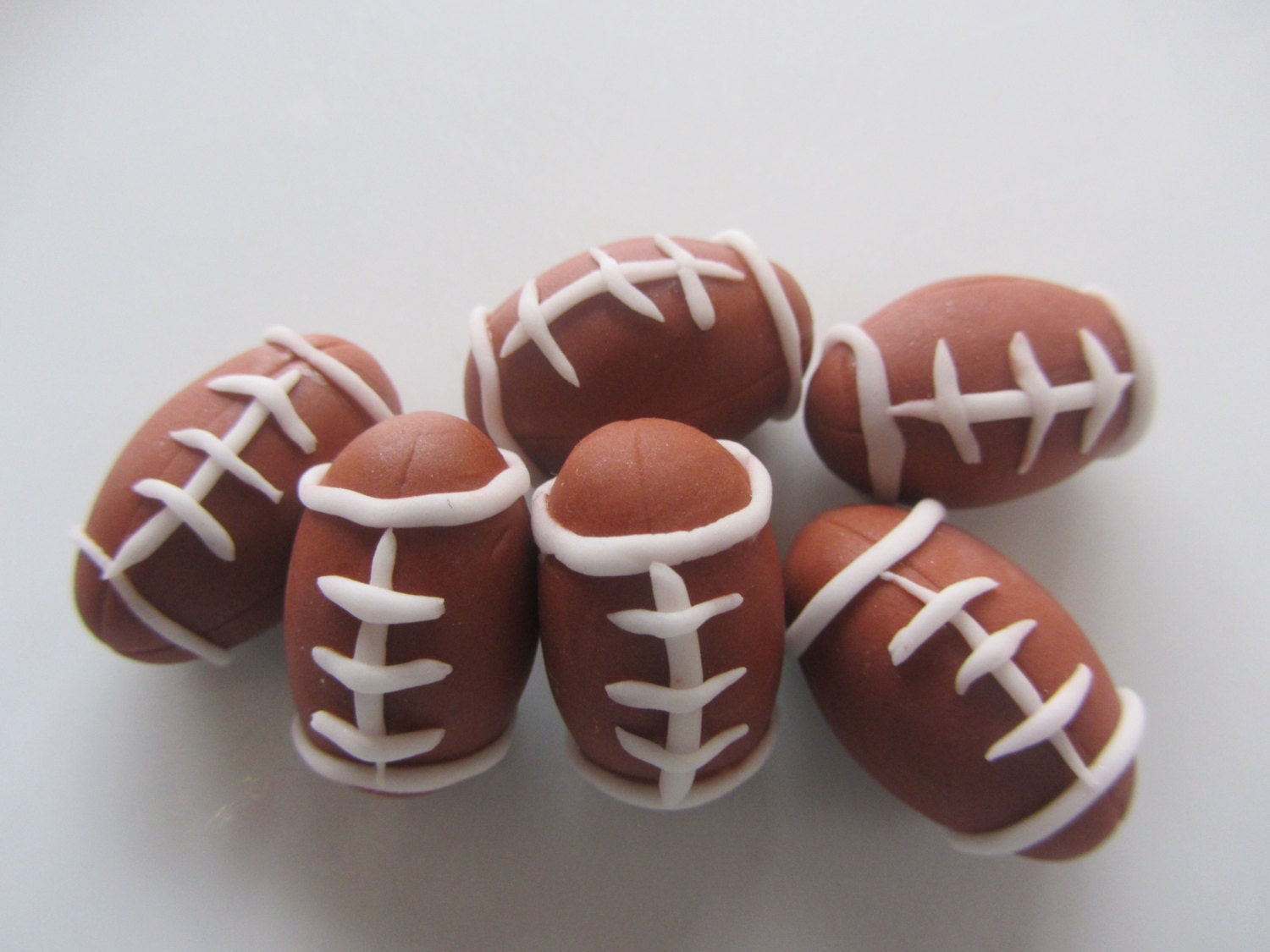 Edible Football cupcake Toppers : Super Bowl Parties, Birthdays, Sports parties, 3D . Made of Fondant and Gum paste Il_170x135