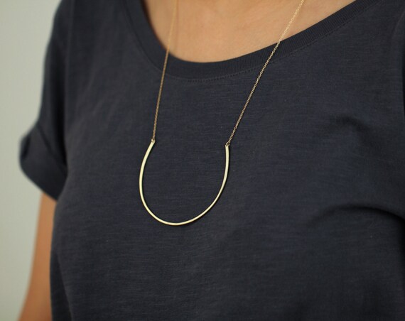Hand forged bronze curved U bar - 14k gold filled necklace - everyday simple jewelry/ Le blog d'awa ETSY