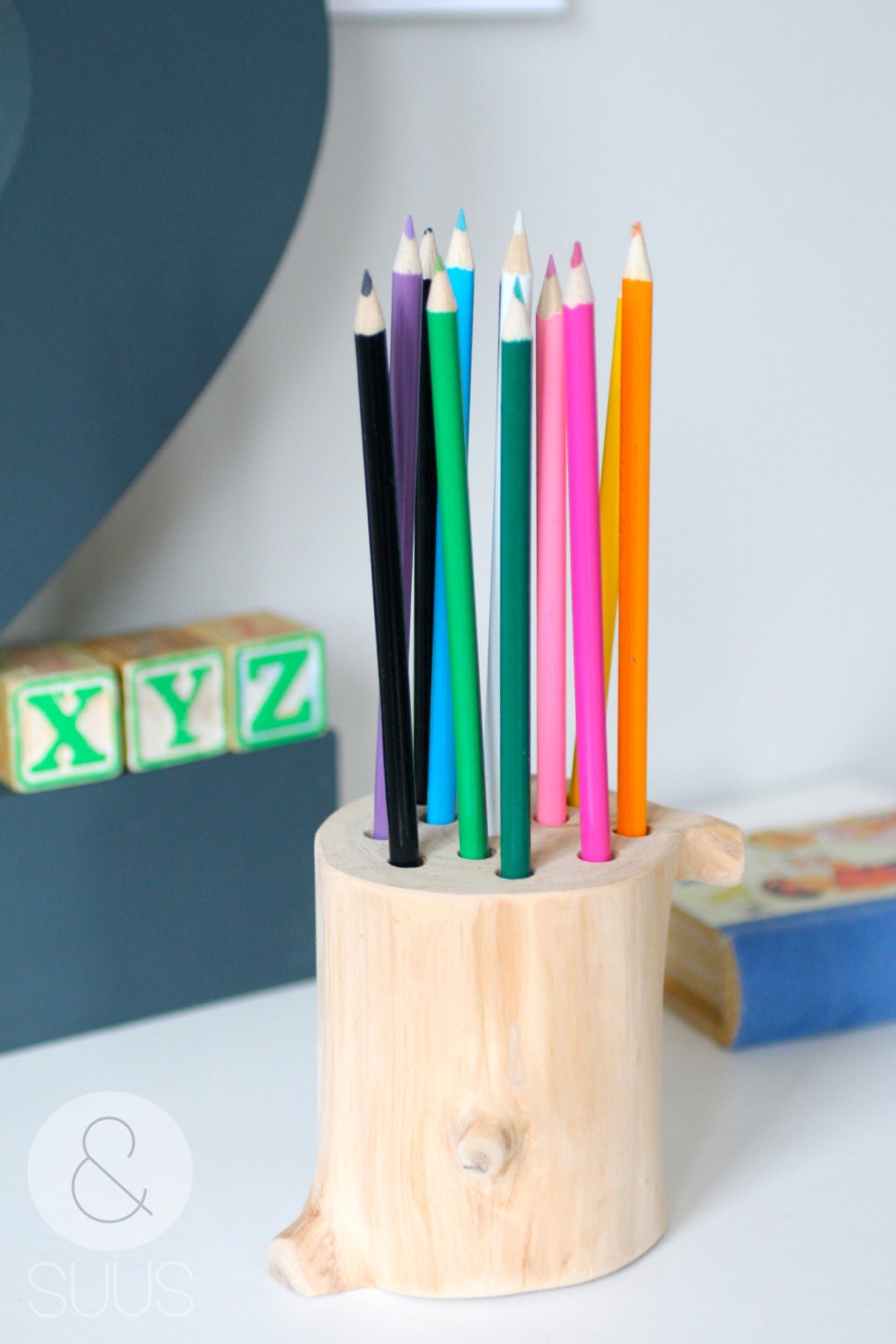 Originele, unieke houten kleurpotlodenhouder