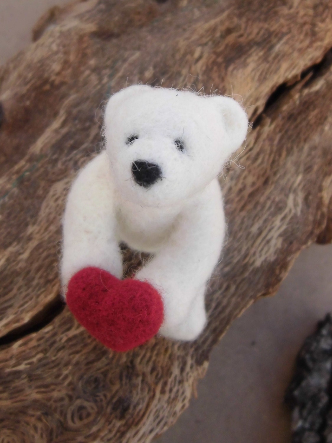 Valentine Polar Bear offering his heart, needle felted - mirtilio
