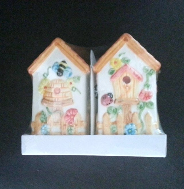 Bird House and Bee Hive Ceramic Salt and Pepper Shakers - Serving - Bumble Bee - Houseware - Kitchen Goods