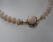 Heirloom: noble, ancient chain of delicate angel skin coral (white-pink) with beautiful gold clasp (14k). Approx. 55 cm long. Vintage
