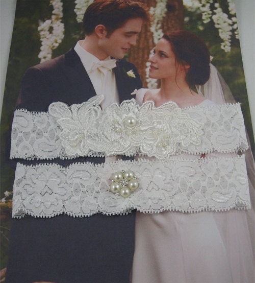 on sale--Vintage Bridal Garter Wedding Garter Set Toss Garter,wedding garter with pearls on Ivory lace--your best choose