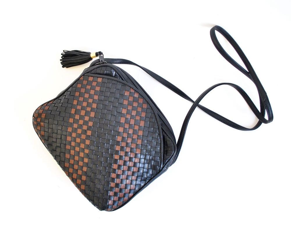 Vtg woven two tone leather cross body bag / fringey tassel detail