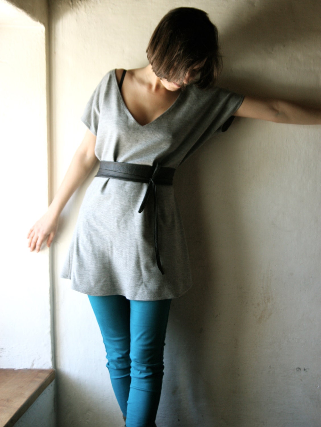 Tunic dress in striped grey wool jersey - tunic tshit with v neck and short sleeves with belt - plus size