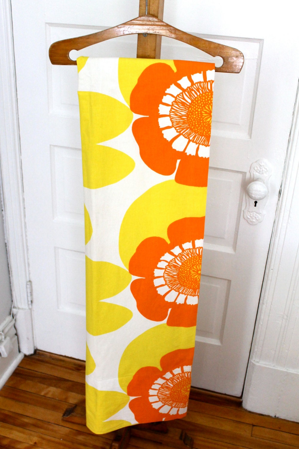Vintage groovy fun curtains with graphic flowers yellow orange white - PourToujours
