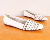 80s Liz Claiborne Flats - Womens 8 Narrow - White & Gold Cutout Leather Flat Skimmers Ballet Flats 1980s Slip Ons Metallic Cutouts