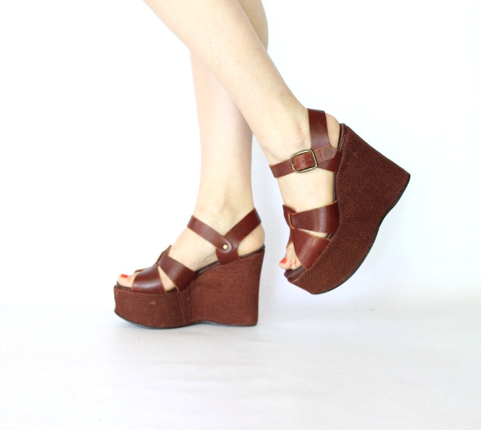 Vintage 70s Warm Brown Woven Leather Platform Wedges // 5 Inch Boho High Heels, sz 7