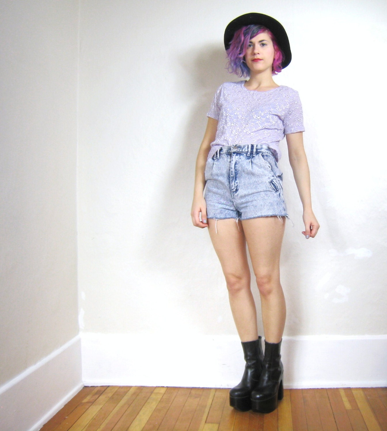 90s Lilac Lace Floral Eyelet T-shirt (S/M)