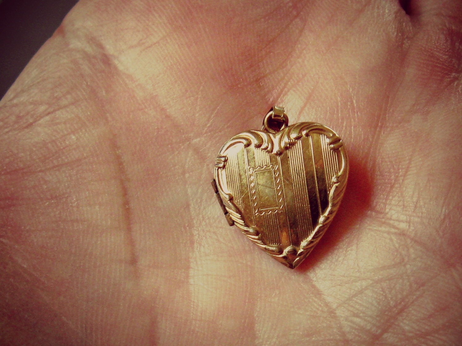 Vintage 12K Etched Gold Heart Photo Locket