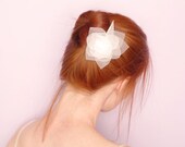 Off white organza lotus flower Bridal hair clip Wedding hair accessories OOAK by Jye, Hand-made in France