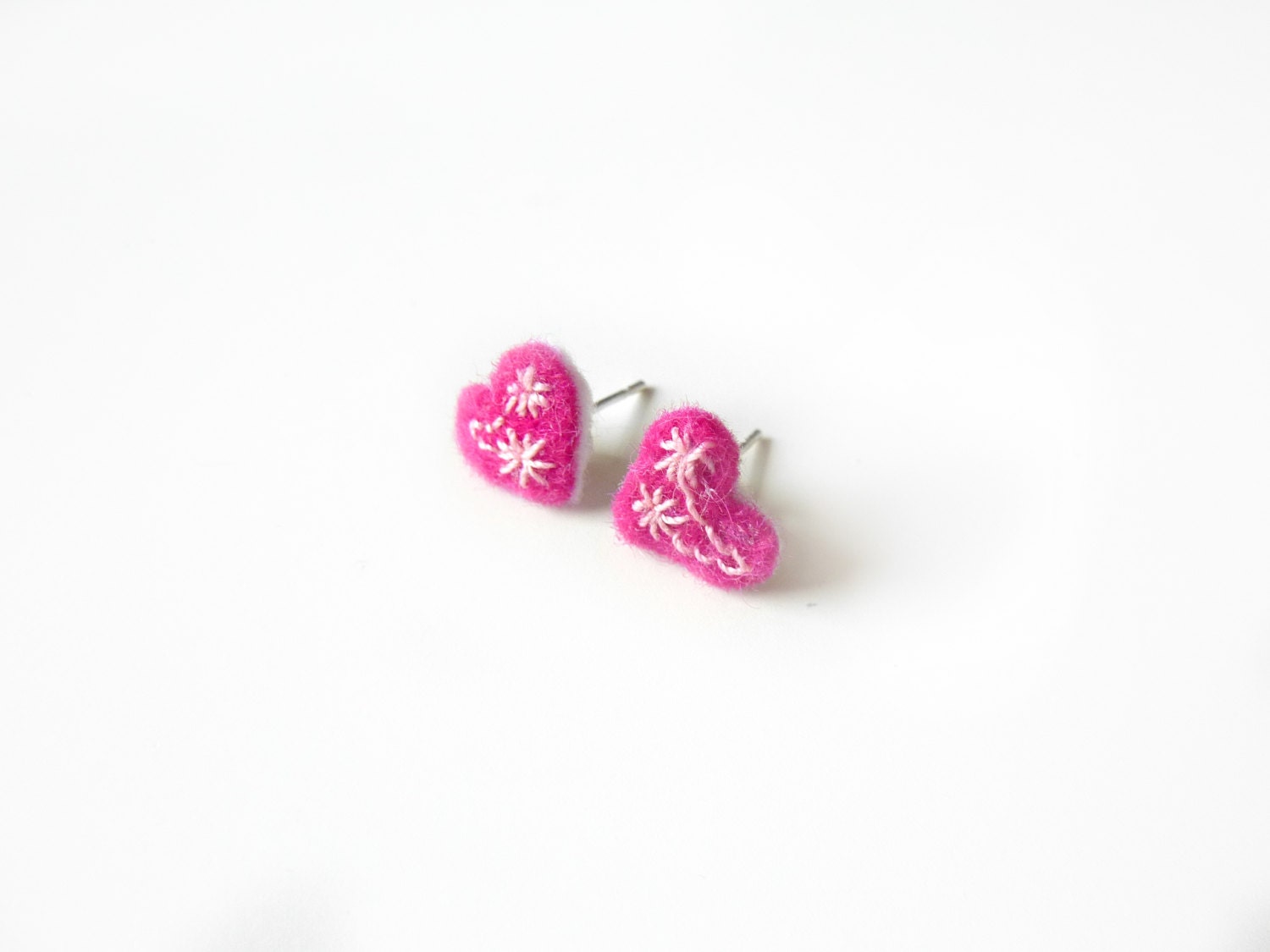 Mini heart earrings in fuchsia and white tones. Wedding favors Neon pink and white