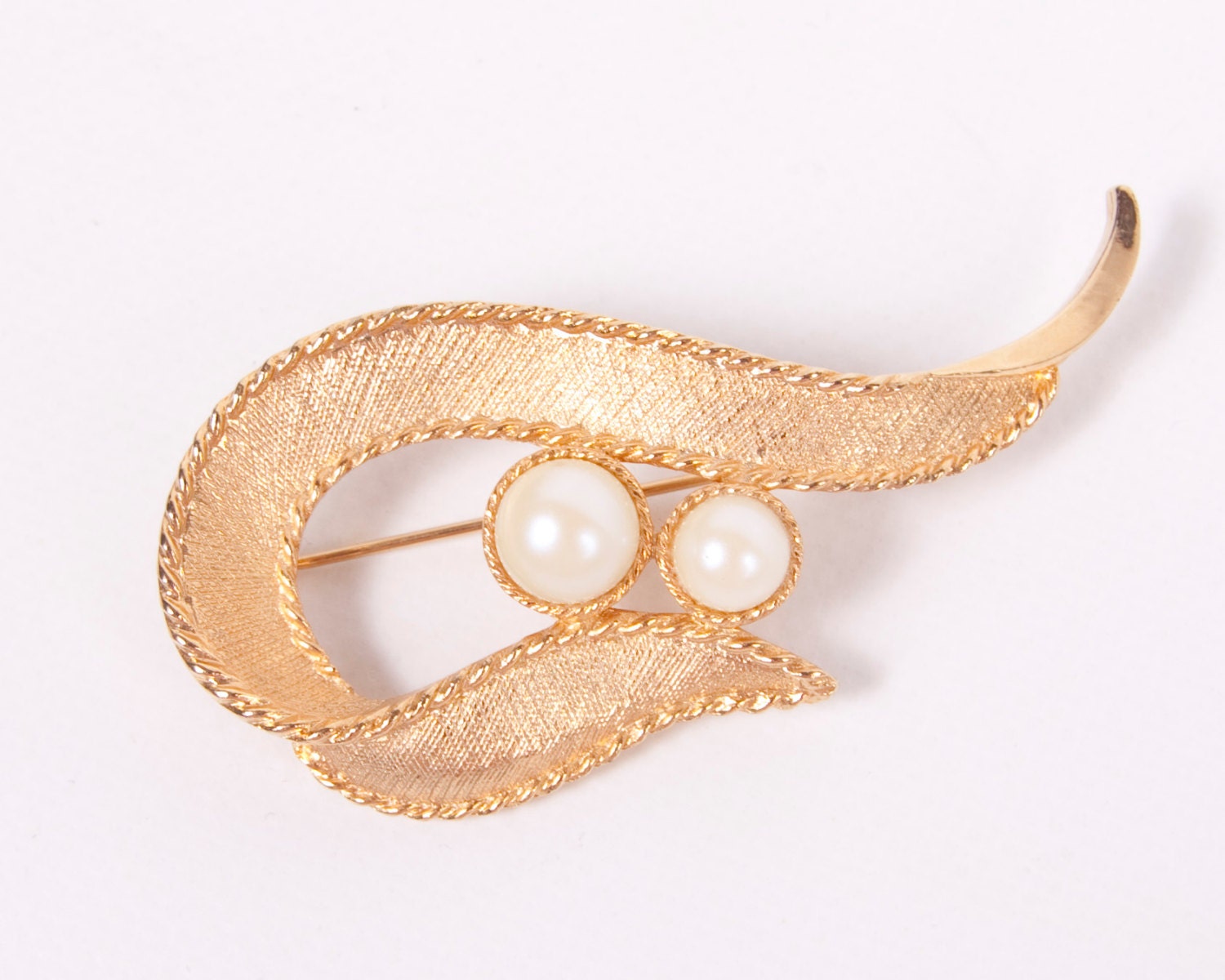 Vintage Faux Pearl Brooch Sarah Coventry Gold Tone Jewelry Textured Finish Large Lapel Pin